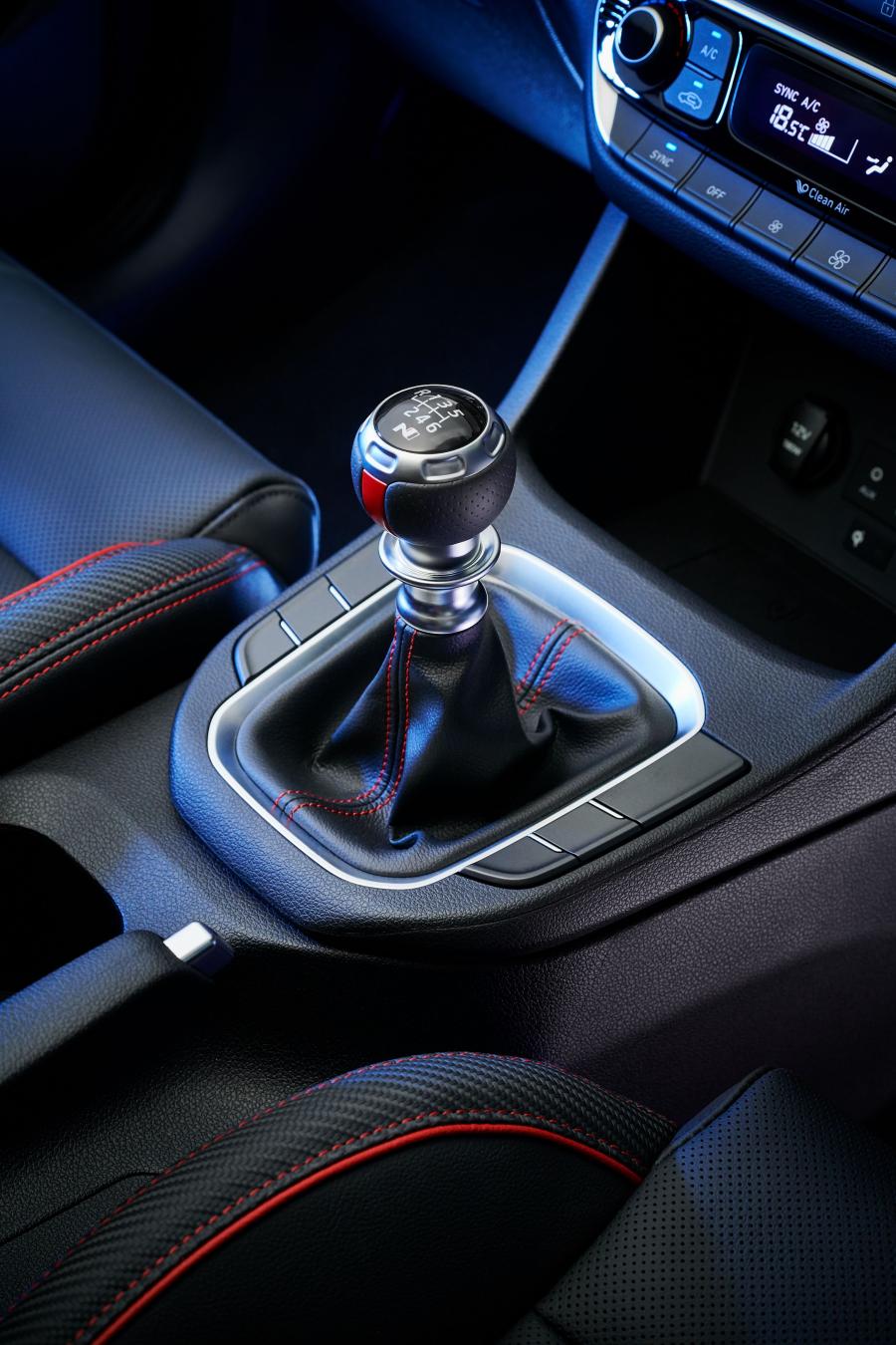 Детали интерьера Hyundai i30 N Line (PD) 2019 года  (AU) (фото 12 из 13)